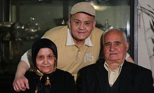 	عکس اکبر عبدی در کنار پدر و مادرش | وب 