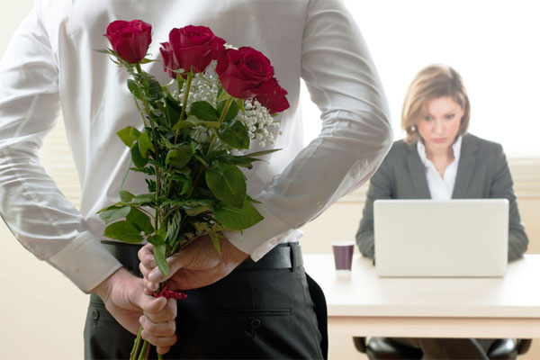 	8 نکته در مورد برقرای رابطه احساسی و عاشقانه در محل کار | وب 