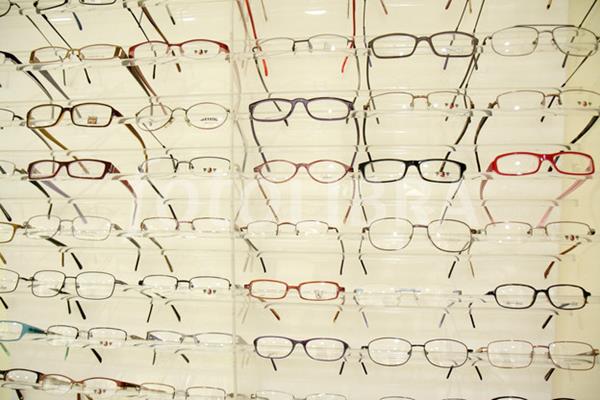 راهنمای انتخاب فریم عینک بر اساس رنگ و فرم صورت | وب 