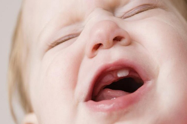 آیا آبریزش بینی نوزاد می تواند از علائم دندان درآوردن باشد؟ | وب 