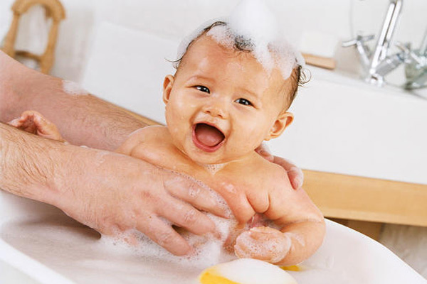 آموزش حمام کردن نوزاد به صورت مرحله به مرحله