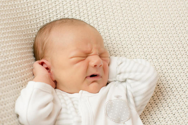 گوش درد نوزاد: علائم + روش های درمان در خانه