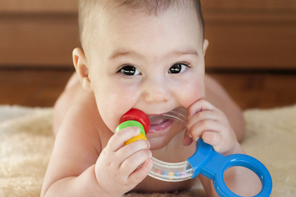 چگونه درد دندان درآوردن کودک را تسکین دهیم؟ | وب 