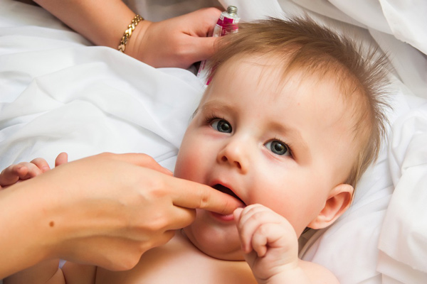 چگونه درد دندان درآوردن کودک را تسکین دهیم؟ | وب 