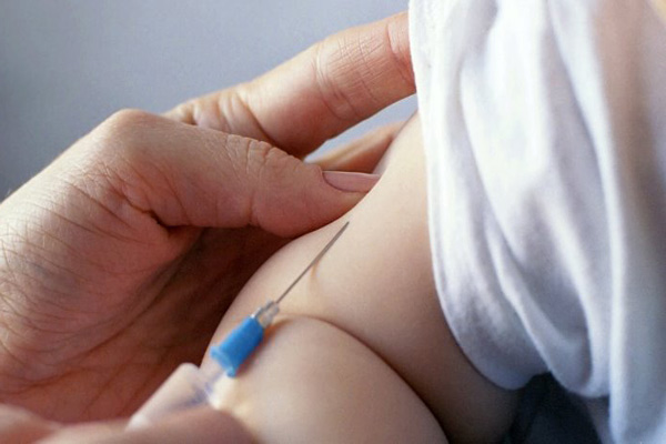 ۱۰ روش برای کاهش درد واکسن کودک