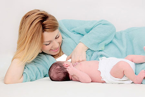 آیا خوابیده شیر دادن به نوزاد، برای سلامتی کودک مضر است؟ | وب 