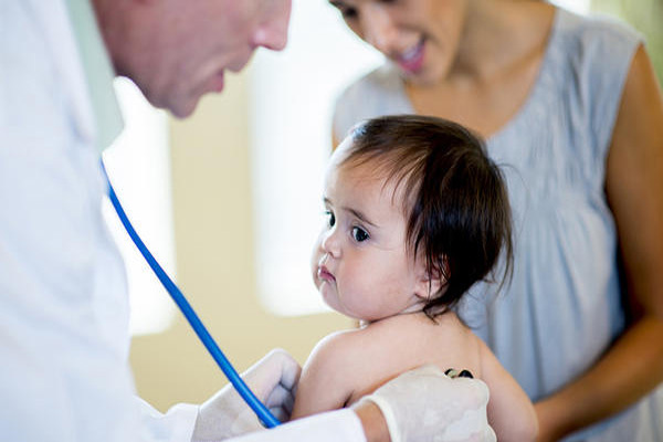 علل خس خس سینه نوزاد چیست؟ | وب 