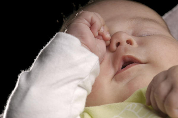علائم دندان درآوردن نوزادان چیست؟ (راهنمای تصویری) | وب 