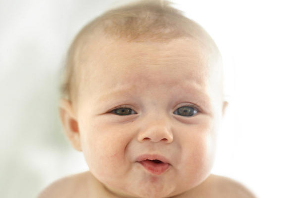 علائم دندان درآوردن نوزادان چیست؟ (راهنمای تصویری) | وب 