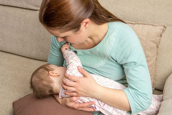 ۱۵ علت گریه نوزاد بعد از شیر خوردن