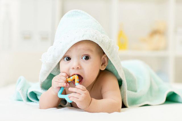تب دندان در آوردن نوزاد را چگونه تشخیص دهیم؟ | وب 