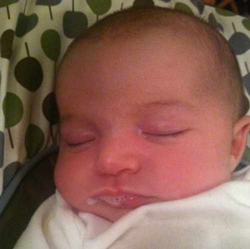 ۵ علت کف کردن دهان نوزاد در هنگام خواب