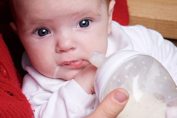 بالا آوردن شیر نوزاد و یا رفلاکس در نوزادان چه علتی دارد؟ | وب 