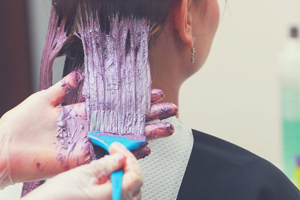 رنگ کردن مو در زمان پریودی؛ قاعده علمی یا مشکل شرعی؟ | وب 
