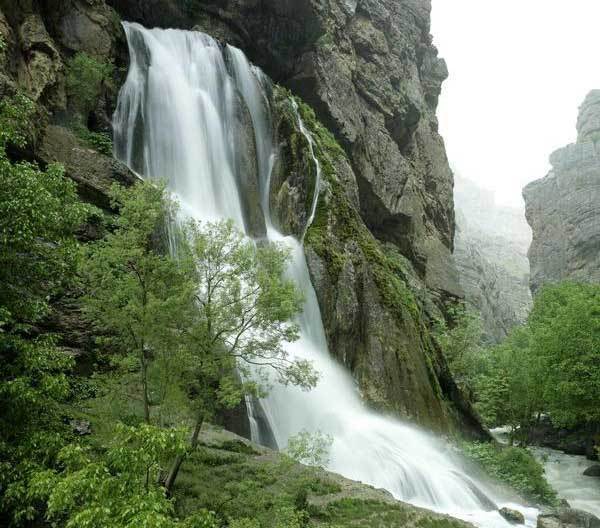 آبشار آب سفید، خروشان در دل صخره ها | وب 