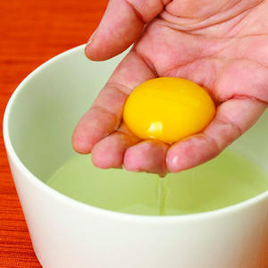 چگونه زرده تخم مرغ را از سفیده جدا کنیم؟