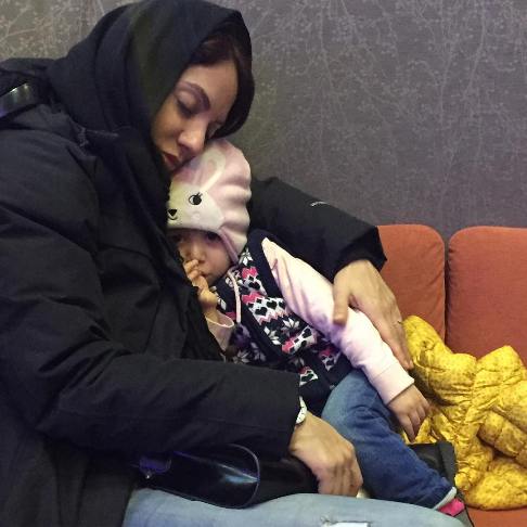 عکس: خوابیدن مهناز افشار در کنار دخترش لیانا