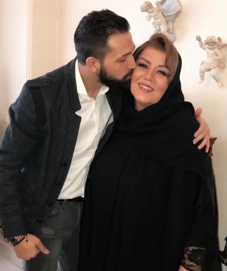 بوسه محسن افشانی بر صورت مادر زنش در چالش عکس با مادر زن! عکس