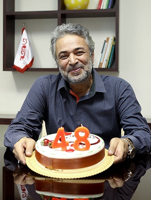 چهره خندان حسن جوهرچی در آخرین جشن تولدش در سن 48 سالگی! عکس