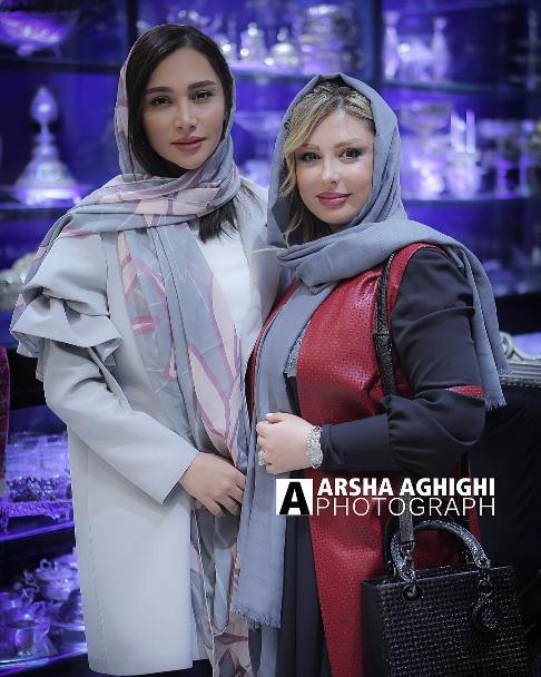 نیوشا ضیغمی و خواهر روشا ضیغمی در افتتاحیه گالری همسرش! عکس