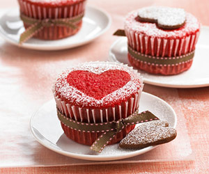 کیک های قرمز رنگ مخملی برای روز عشق