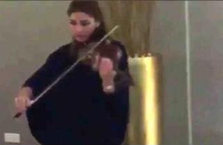 جنجال نوازندگی زن بی حجاب در رستورانی در ریاض عربستان! عکس