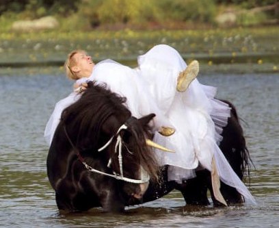 افتادن عروس از روی اسب به داخل دریاچه! عکس