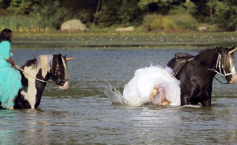 افتادن عروس از روی اسب به داخل دریاچه! عکس