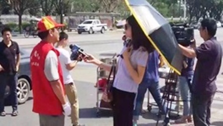 دردسر گزارشگر زن تلویزیون بخاطر استفاده از چتر و عینک دودی!