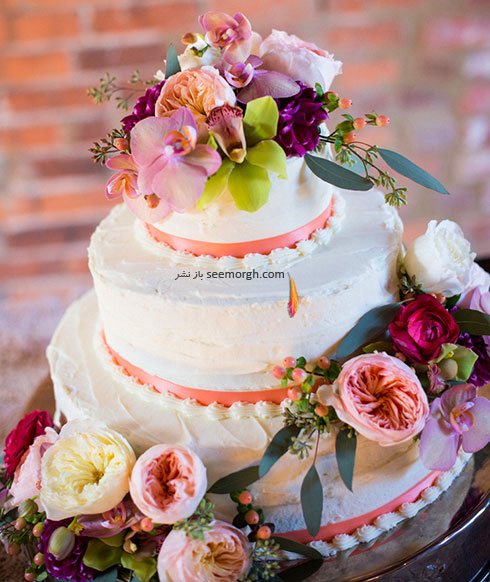 زیباترین کیک های عروسی تزیین شده با گل های طبیعی